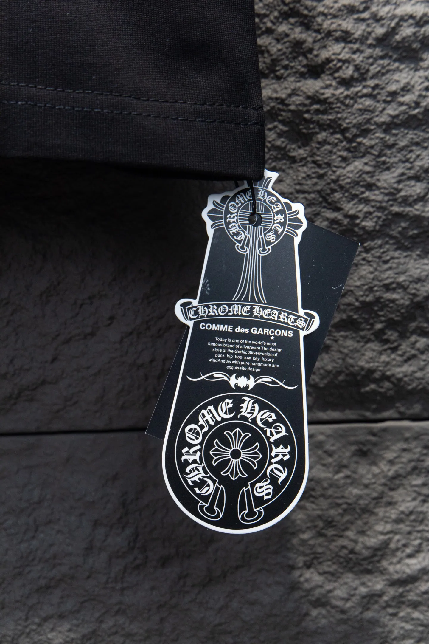 🅿️180 Style No.: 7058# Chrome hearts• 25ss ⚠YB custom-woven and custom-dyed fabric, color, printing, version, accessories. The fabric is woven by imported machines. The uniqueness of the cloth texture creates a perfect ready-made effect. The fabric is made of 260-gram clean cloth with 320-gram 1*1 rib. 4-color environmentally friendly custom-dyed fabric, and the threads are in the same cylinder without color difference.  Gradient graffiti on garments, hand-made graffiti technology on garments, the details of the collar, pockets, cuffs, and front and rear threads are clearly visible. The printing uses Japanese BROTHER white ink digital direct-injection garment printing. This model is a global limited edition. In order to present a product like a work of art, after a long period of repeated determination of details, a very high-standard garment is presented. The front chest is made of direct-injection printing environmentally friendly glue material, using a mechanized printing process. Mechanical printing has high precision, the positioning accuracy can reach ±0.02mm, and the quality is stable.   The body is treated with graffiti elements, which greatly increases the interest of the clothing; it has a unique visual effect. The special washing effect creates a unique aged effect.  Croix Heart Short Sleeve must be the first short-sleeved piece in spring and summer that blurs the boundaries of unisex style. It has a classic dropped shoulder oversize version and a loose and casual upper body.  Color: Black White Size: S M L XL